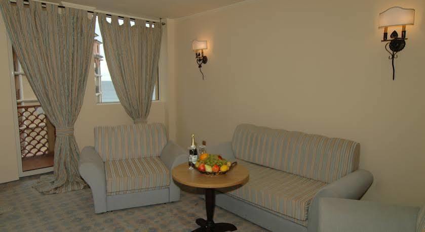 Andalucia Beach Hotel النايت المظهر الخارجي الصورة